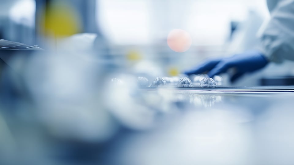 Life sciences expert working in a lab.
